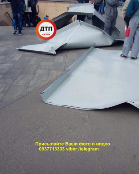 В Киеве на проспекте Победы, 26 в результате сильного ветра с крыши нового ТРЦ Smart Plaza Polytech была сорвана часть крыши.