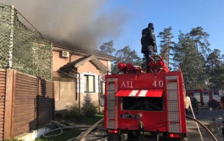 Под Киевом утром 20 апреля возникло возгорание в ресторанном комплексе Боровик, который находится в селе Новоселки.
