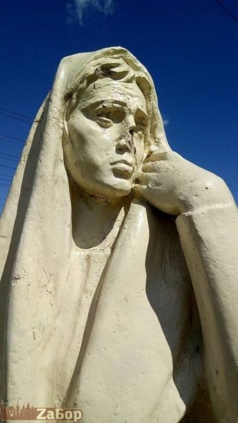 Неизвестные изуродовали памятник жертвам Голодомора в центре города, отломив нос фигуре женщины, которая символизирует мать-Украину, скорбящую о своих детях.