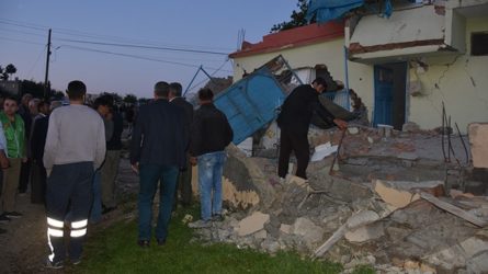 В результате землетрясения в Турции были разрушены несколько домов, о погибших не сообщается, однако 13 человек получили ранения.