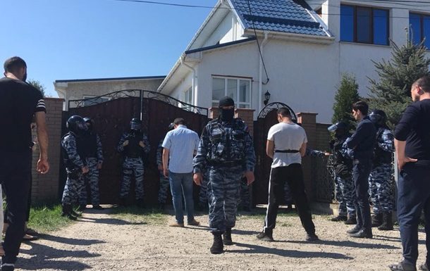 ФСБ проводит массовые обыски в жилых домах крымских татар в аннексированном Крыму в четверг, 26 апреля.