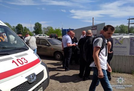 У Києві на парковці на вулиці Вишняківській, 1б сталася бійка зі стріляниною, в результаті якої один чоловік отримав поранення в ногу, а ще один – травми.