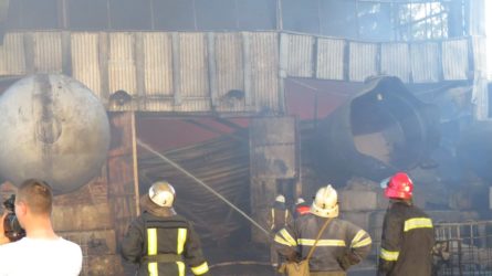 В городе Белая Церковь в Киевской области произошел пожар на складах с изделиями из резины (вероятно, автомобильными шинами), пострадали два человека.