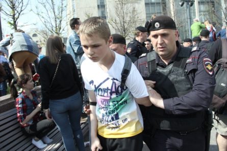 Российские силовики приступили к задержанию детей, участвующих в общероссийской акции протеста Он нам не царь.