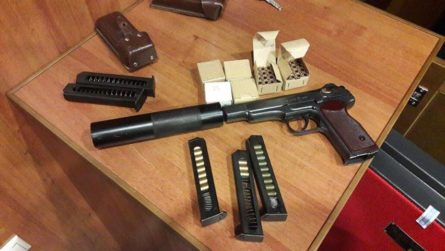 Слідчі СБУ провели обшуки у лідера КПУ Петра Симоненка, у нього вилучено предмет, схожий на пістолет АПС з глушником та 120 патронів до нього.