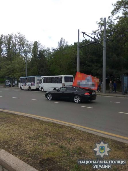 У Київському районі Одеси поліцейські зупинили автомобіль BMW з червоним прапором з радянською символікою; розпочато кримінальне провадження.