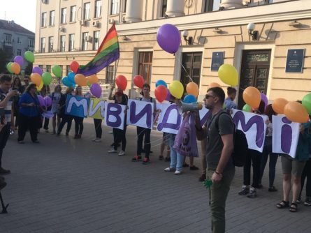 У середу, 16 травня, під час акції до Міжнародного дня протидії гомофобії та трансфобії в Запоріжжі чоловік кинув у активістів світлошумову петарду.