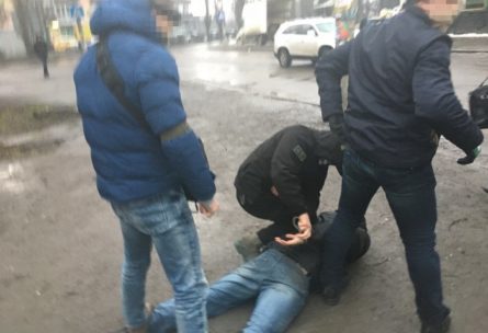 У Рівному правоохоронці викрили й затримали організовану злочинну групу, учасники якої видавали себе за військовослужбовців Збройних сил України.