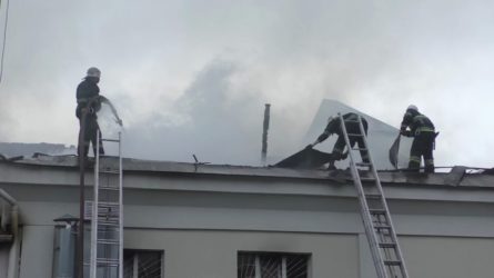 В Новограде-Волынском около 3:55 ночи загорелся молодежный центр, пожарные в течение 7 часов ликвидировали пламя.