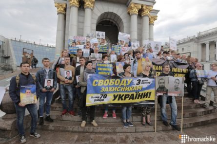 В Киеве на Майдане Независимости несколько сотен человек собрались с требованием ускорить освобождение украинских политзаключенных.