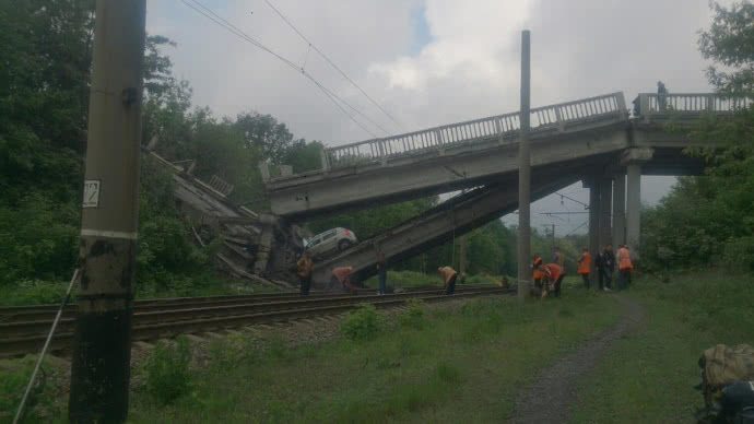 На оккупированной территории Луганской области ночью 21 мая взорвали автомобильный мост на дороге, соединявшей города Луганск и Хрустальный (ранее Красный Луч).