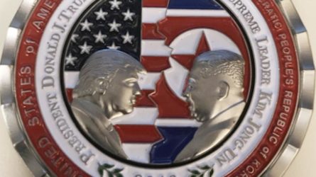 Військове управління Білого дому США відчеканило пам'ятну монету до першого американо-північнокорейського саміту, запланованого на 12 травня в Сінгапурі.