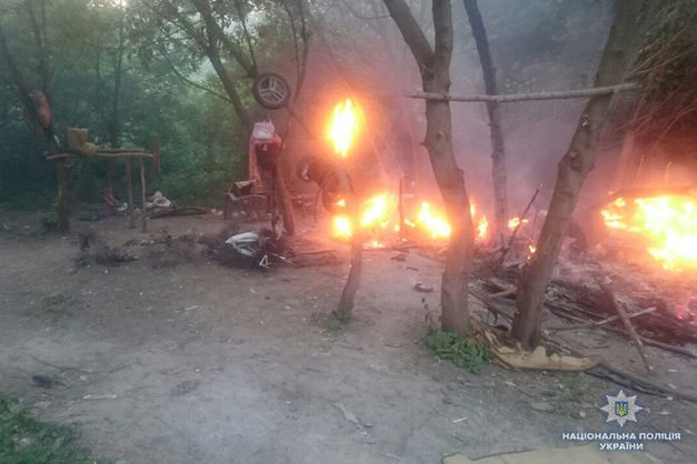 Вночі 23 травня озброєна група невідомих у балаклавах напала на табір ромів у селищі Велика Березовиця, розташованому поблизу Тернополя.