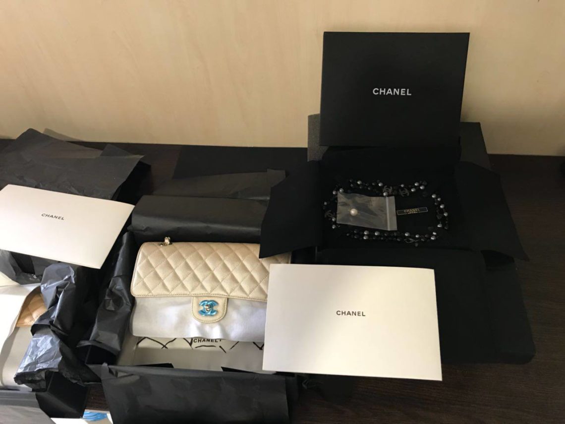 На КПВВ Марьинка силовики изъяли контрабанду на сумму более 530 тысяч. Выявлены брендовые сумки и украшения Chanel.