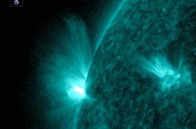 Обсерваторія сонячної динаміки NASA передала на Землю знімок активного регіону на Сонці, на якому можна помітити невеликі спалахи.