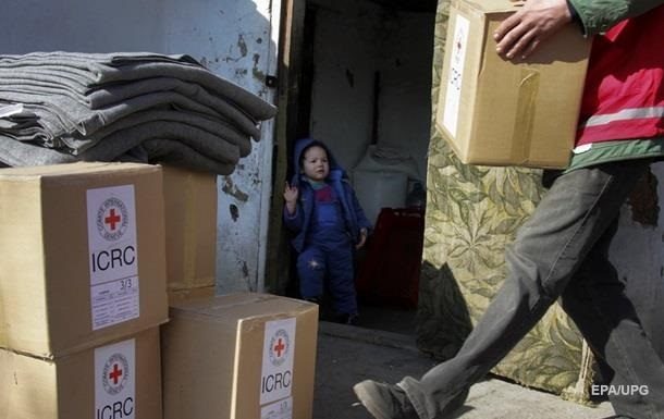 Вантажні автомобілі з гуманітарним вантажем від Міжнародного комітету Червоного Хреста проїхали через КПП Новотроїцьке на непідконтрольну Україні територію Донбасу.