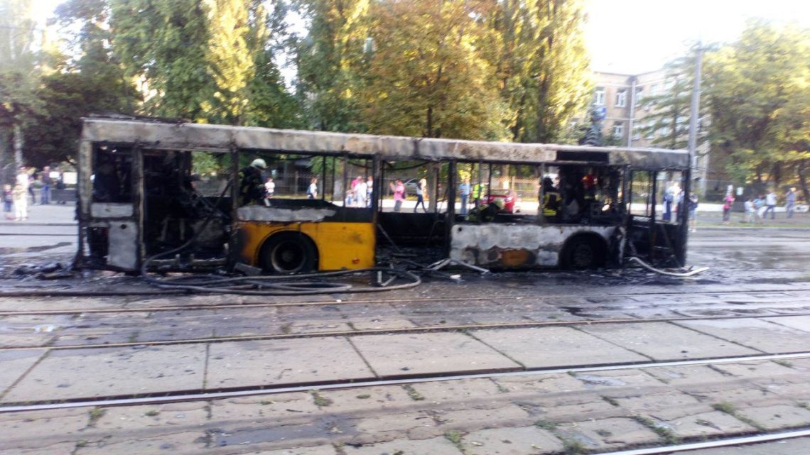 Станом на 19:30 пожежа в автобусі практично погашена. На фотографіях видно, що автобус згорів практично вщент. За даними кореспондента, ніхто не постраждав.