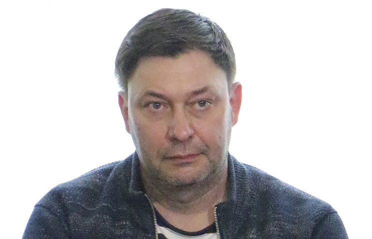 Апеляційний суд Херсонської області залишив керівника порталу «РІА Новини Україна» Кирила Вишинського під арештом.
