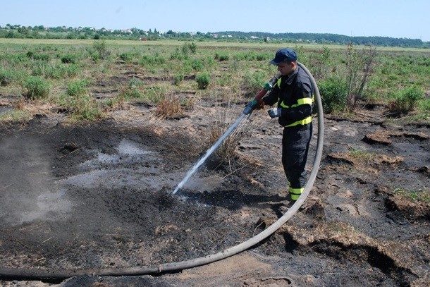 Біля Львова почалося масштабне загоряння торфу. До ліквідації пожежі залучили рятувальників та 14 одиниць пожежної техніки.