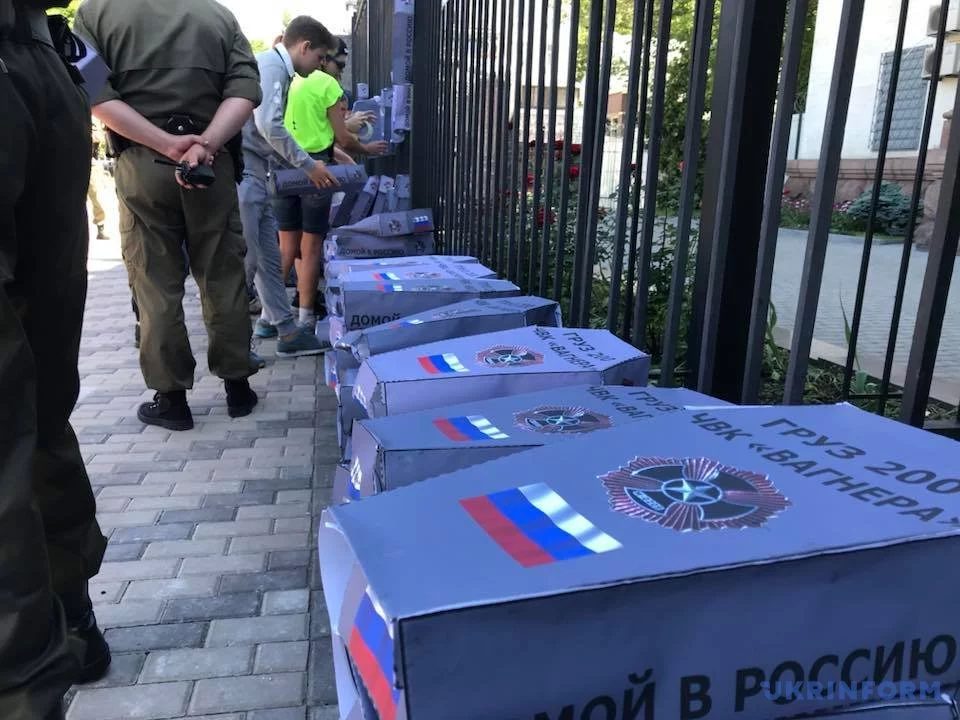 У Києві 2 червня під посольством Російської Федерації пройшла акція проти російської агресії на сході України.