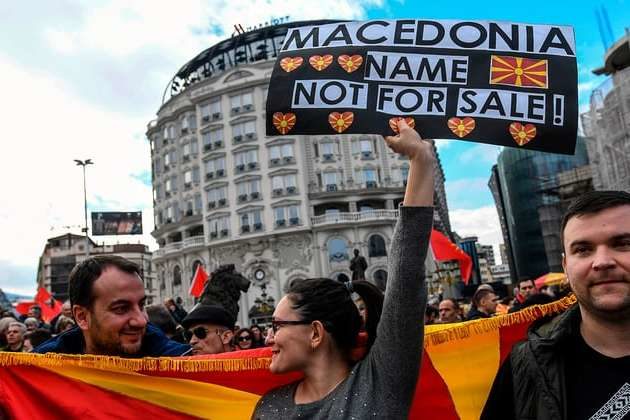 У Македонії пройшли масові протести проти перейменування країни. До 50 тисяч македонців проти планів влади провести референдум про зміну назви країни.