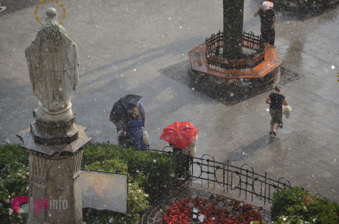 У Львівській області сильний дощ та пориви вітру знеструмили понад 60 населених пунктів. На місці працюють бригади обленерго.