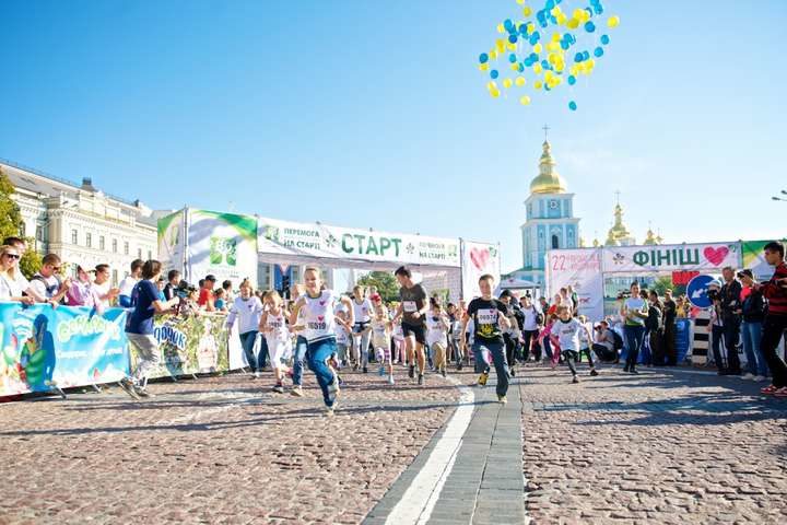 На Михайлівській площі в Києві проходить  26-й Пробіг під каштанами під гаслом  - біжу заради маленьких сердець.