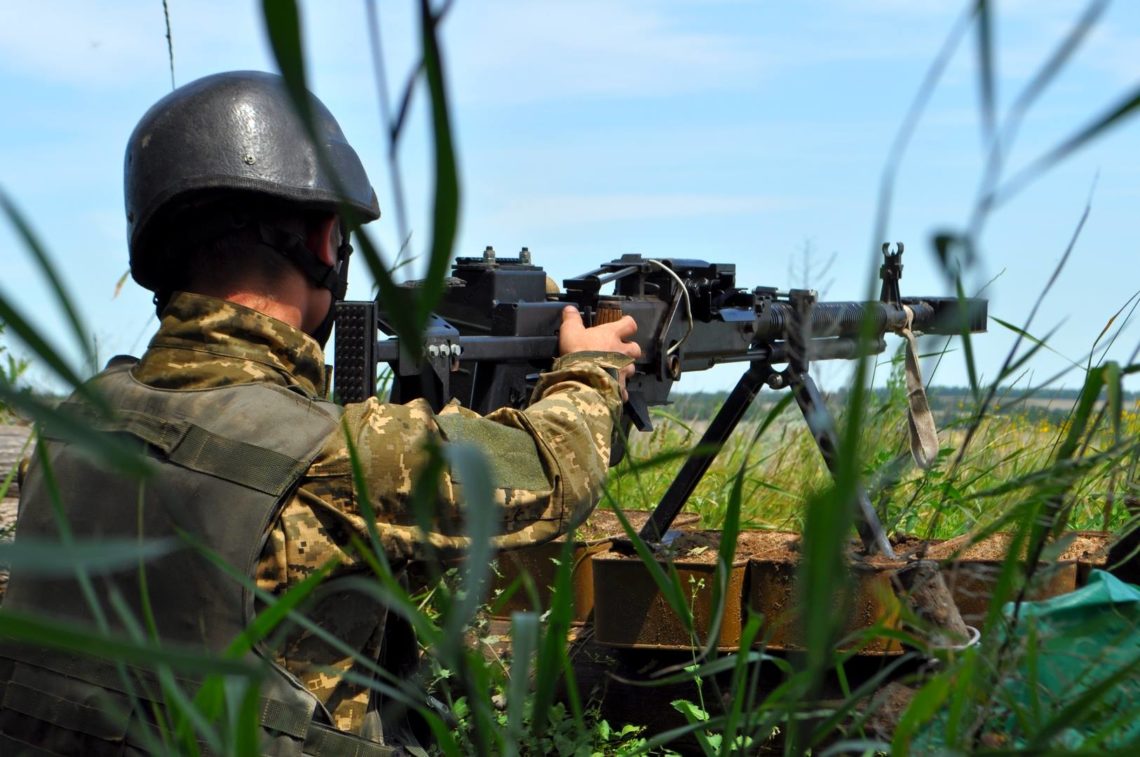 Бойовики на Донбасі вночі обстріляли військовослужбовців зі складу Об'єднаних сил в районі КПВВ Новотроїцьке.