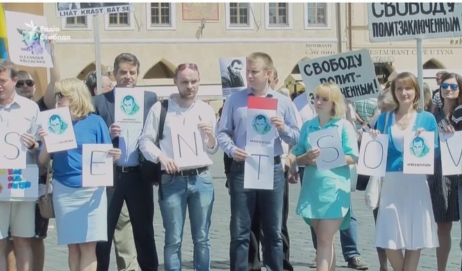 Понад півсотні активістів у центрі Праги взяли участь в акції на підтримку українського кінорежисера Олега Сенцова, який голодує вже три тижні у російській в’язниці.