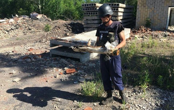 У селищі Південне Донецької області фахівці групи піротехнічних робіт ДСНС спільно з групою розмінування Збройних сил виявили 360 вибухонебезпечних предметів.