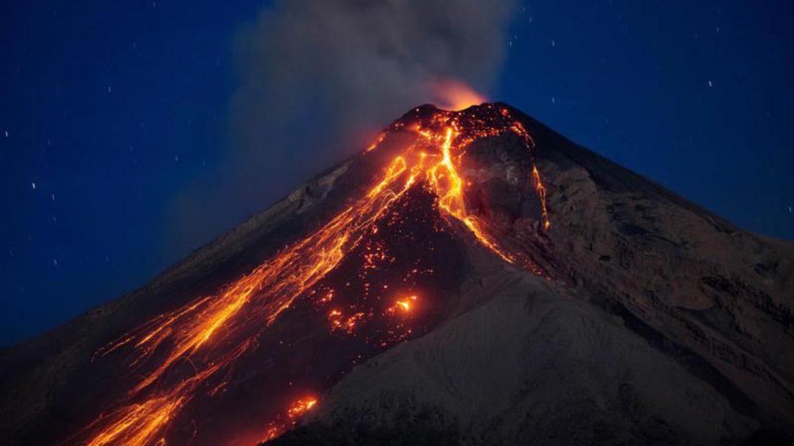 У Гватемалі через виверження вулкану загинули 65 людей. Фуего – один із трьох діючих вулкані вкраїні.