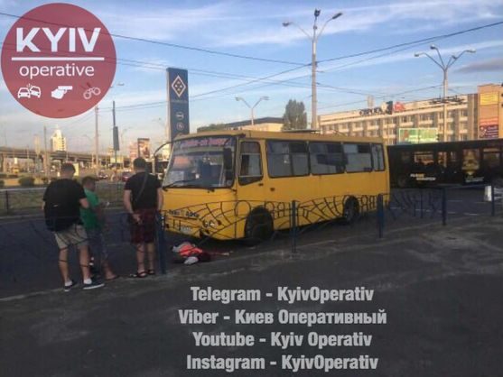 У вівторок, 5 червня, в Києві водій маршрутного автобуса збив жінку-пішохода, в результаті потерпіла померла на місці події.
