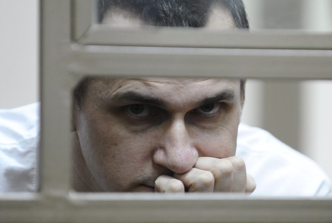 Після трьох тижнів безстрокового голодування стан незаконно засудженого в РФ українського режисера Олега Сенцова стрімко погіршується.