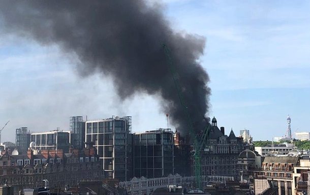 У центрі Лондона спалахнула велика пожежа в п'ятизірковому готелі Mandarin Oriental, яка знаходиться у фешенебельному районі Найтсбридж.