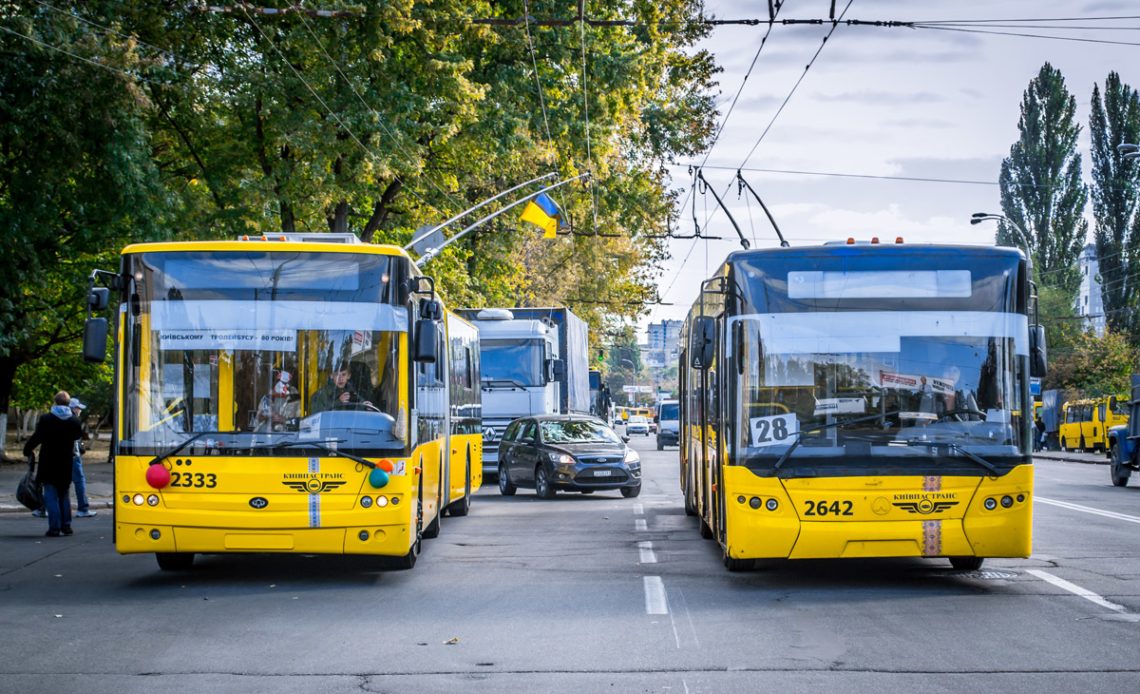 Антимонопольний комітет заявив, що питання про встановлення тарифів на перевезення пасажирів на міських маршрутках Києва не належить до його компетенції.