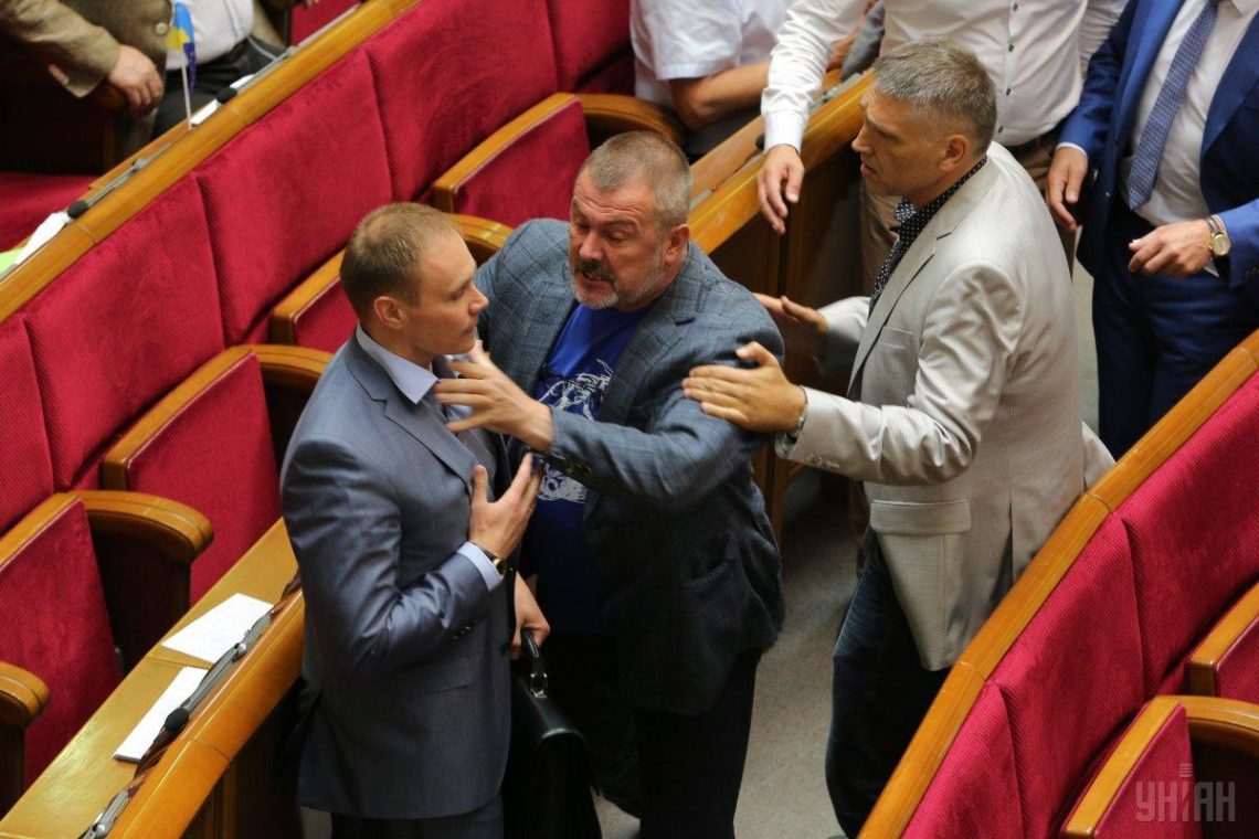 У сесійній залі ВР сталася сутичка між депутатами Юрієм Березою та Олександром Долженковим.