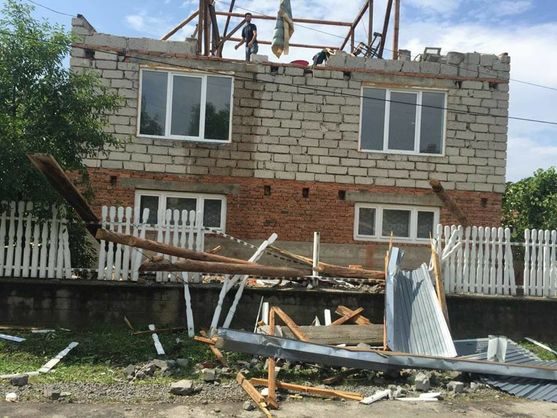 У п'ятницю, 8 червня, в селі Гребля Іршавського району Закарпатської області були зафіксовані сильні пориви вітру - шквальним вітром було пошкоджено дахи двох будинків і двох господарських будівель.