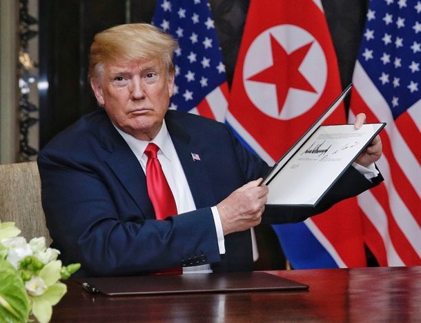 Президент Трамп обязался предоставить гарантии безопасности КНДР, а Ким Чен Ын подтвердил твердую и непоколебимую приверженность полной денуклеаризации Корейского полуострова.