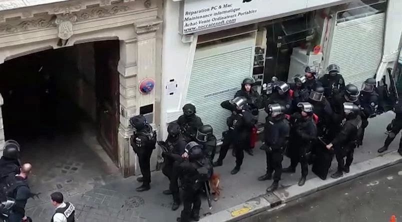 Поліція Парижа затримала чоловіка, який раніше взяв у заручники кілька людей і зажадав надати йому можливість зв'язатися з іранським посольством.