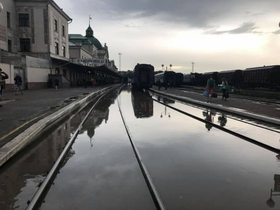Увечері у вівторок, 12 червня, в Чернівцях пройшла сильна злива, в результаті виявилися підтопленими ряд вулиць і залізничний вокзал.