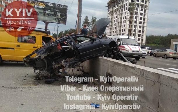 На опублікованих фото видно, що BMW під час ДТП розірвало буквально на частини. Сильно пошкоджені також автомобіль Smart і мікроавтобус.