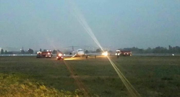Пасажирка рейсу 4406 Анталія-Київ UR-CPR, який потрапив в аварію в Міжнародному аеропорту «Київ» імені Сікорського (Жуляни) розповіла про те, що перед посадкою у літака горіло крило і відвалилися колеса.