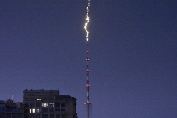 Київський фотограф відобразив кілька моментів попадання розряду блискавки в столичну телевежу.