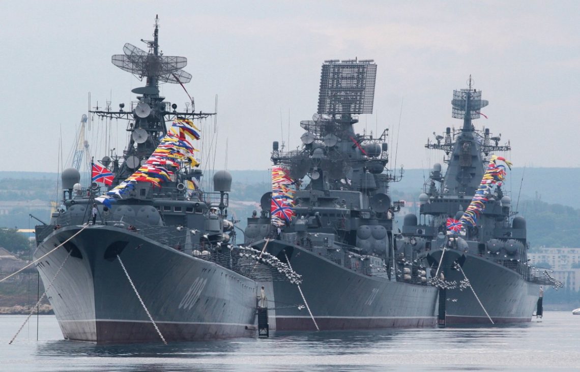 Сили Чорноморського флоту РФ приведені в стан підвищеної бойової готовності. Про це повідомили джерела.