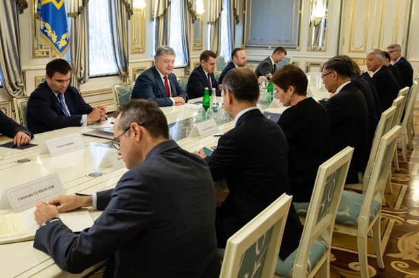 Президент України Петро Порошенко провів зустріч з послами країн Великої сімки (G7) і Євросоюзу.