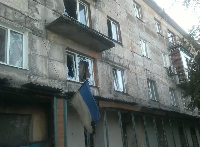 У результаті мінометного обстрілу бойовиків по житлових кварталах Новотошківського пошкоджені щонайменше 22 квартири.