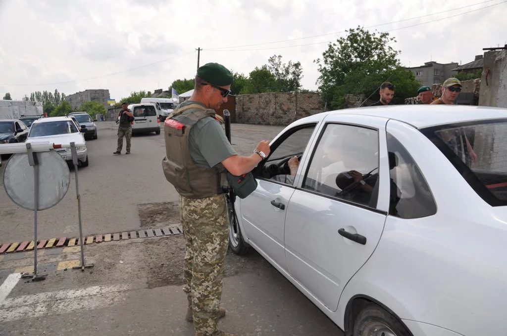 На контрольно-пропускному пункті «Новотроїцьке» в районі бойових дій на Донбасі затримали українця з георгіївською стрічкою.
