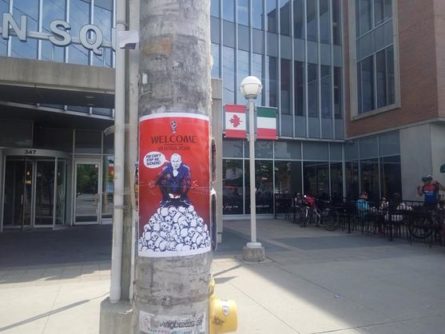 В столице Канады Оттаве на столбах в центре города наклеили критические плакаты к российскому Чемпионату мира по футболу.