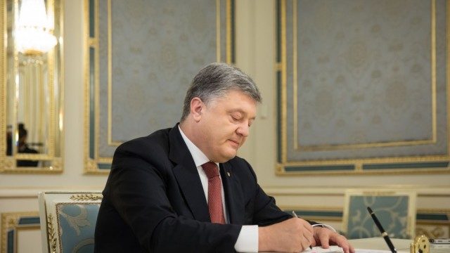 Президент України Петро Порошенко вважає позбавлення Віктора Януковича звання президента неконституційним.