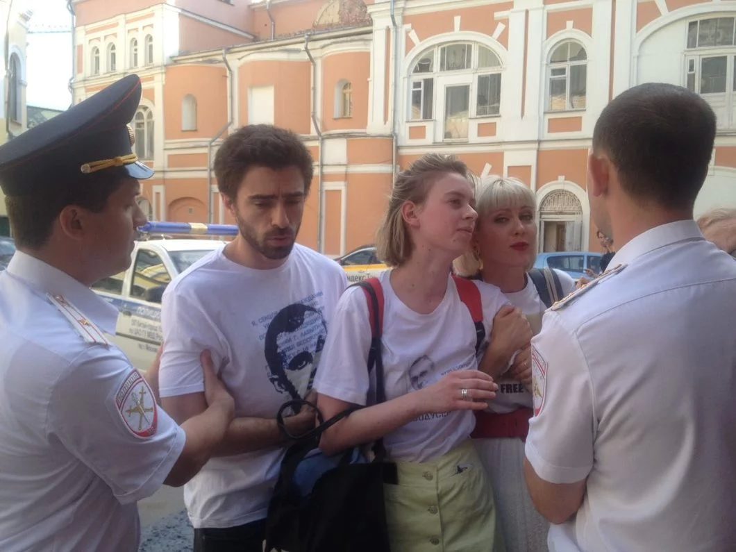 У центрі Москви, в понеділок 18 червня, були затримані актори театру Teaтр.doc, які роздавали листівки на підтримку українського політв'язня Олега Сенцова.